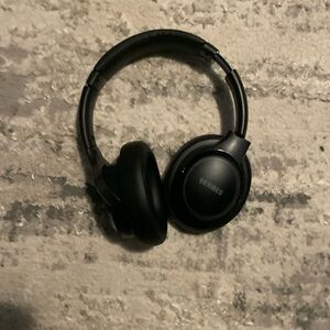 Black headphones that are Bluetooth